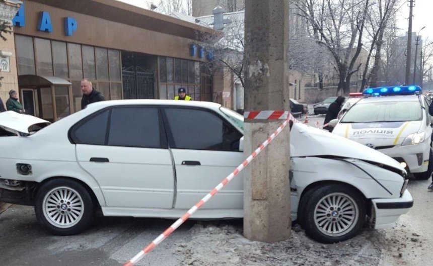 В Киеве иномарка вылетела на тротуар и насмерть сбила женщину (фото)