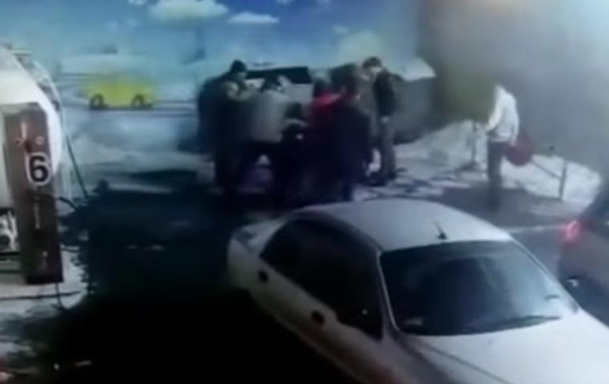 На АЗС произошла массовая драка водителей из-за места в очереди (видео)