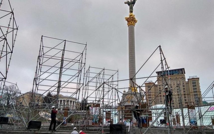 Сторіччя УНР: на Майдані встановлюють конструкції до свякування (фото)