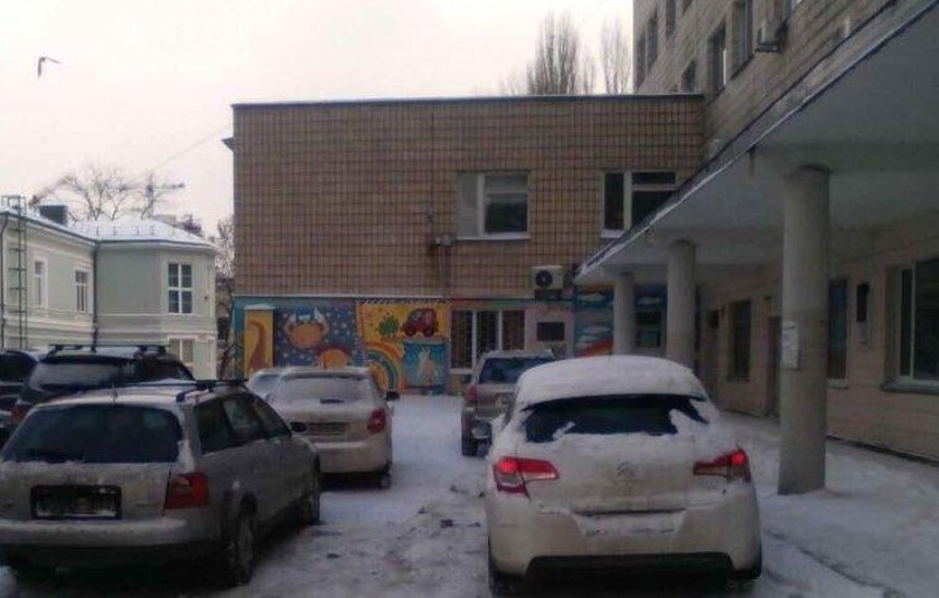 «Герои парковки» заблокировали подъезд к «Охматдету» (фото)
