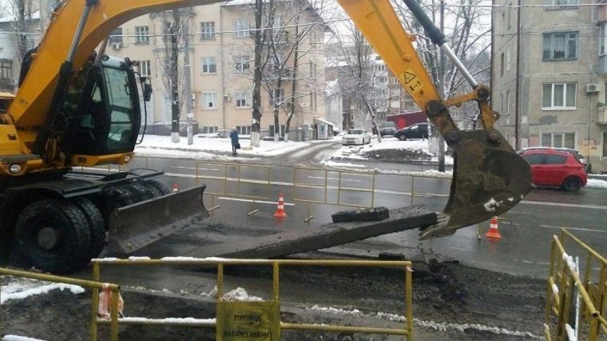 В «Киевавтодоре» пожаловались на коммунальщиков, которые повредили новый асфальт (фото)