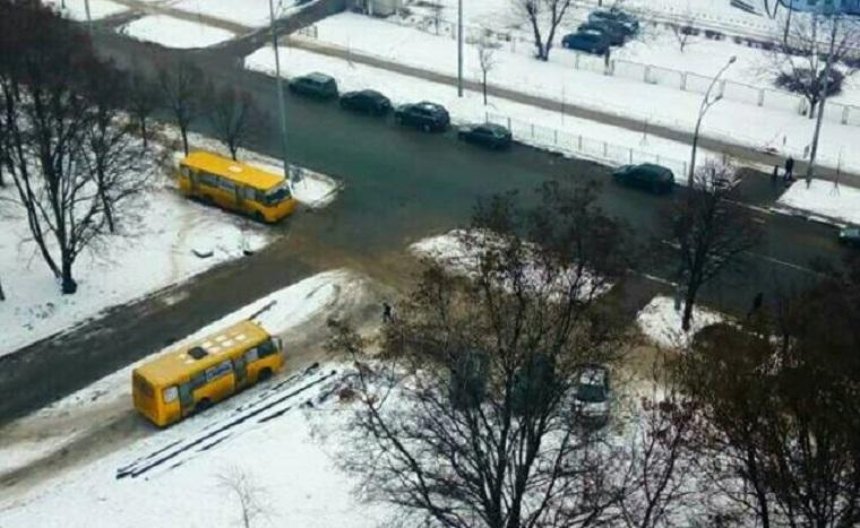 В Киеве автохамы-маршруточники паркуются на пешеходных дорожках (фото)
