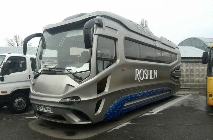 Наша відповідь Tesla: в Києві помітили «космічний» автобус (фото)