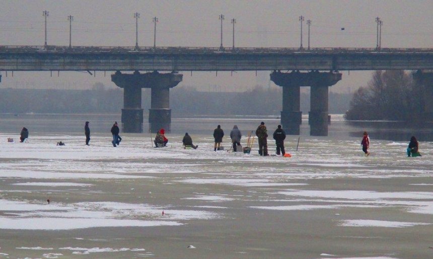 Не рискуй: киевлянам напомнили о правилах поведения на льду
