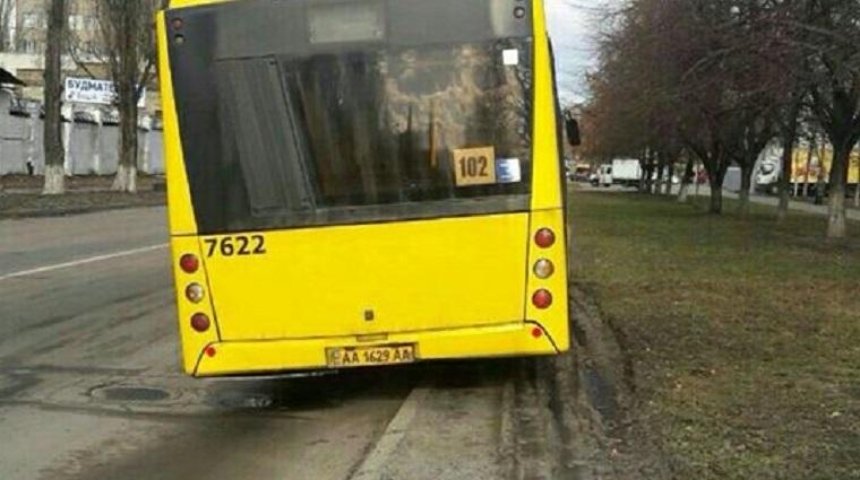 В Києві «героєм парковки» став водій автобуса (фото)