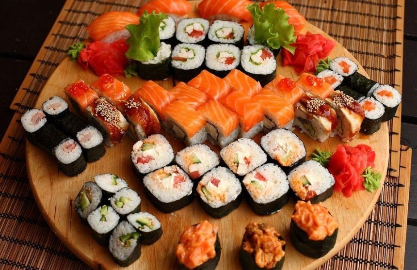 Пять человек отравились суши в столичном ресторане