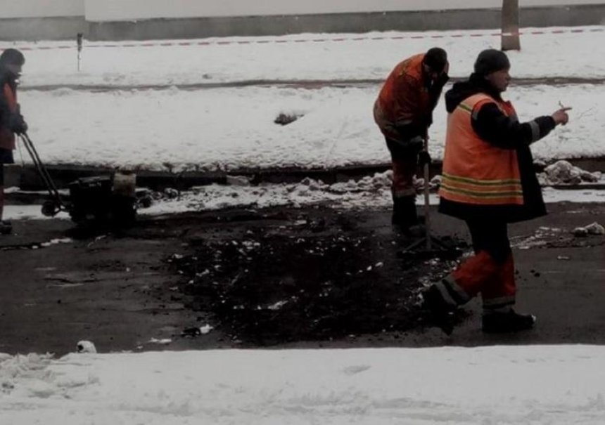 На Отрадном коммунальщики укладывали асфальт в ямы с водой (фото, видео)
