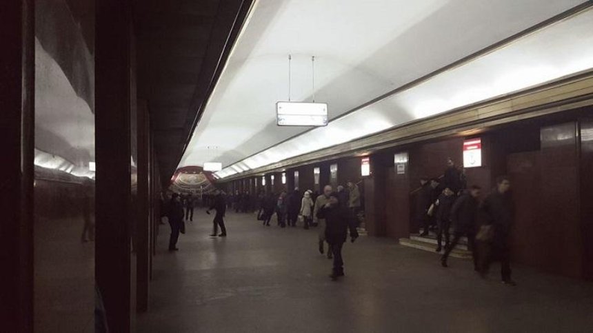 На станції метро «Театральна» зникла реклама (фото)