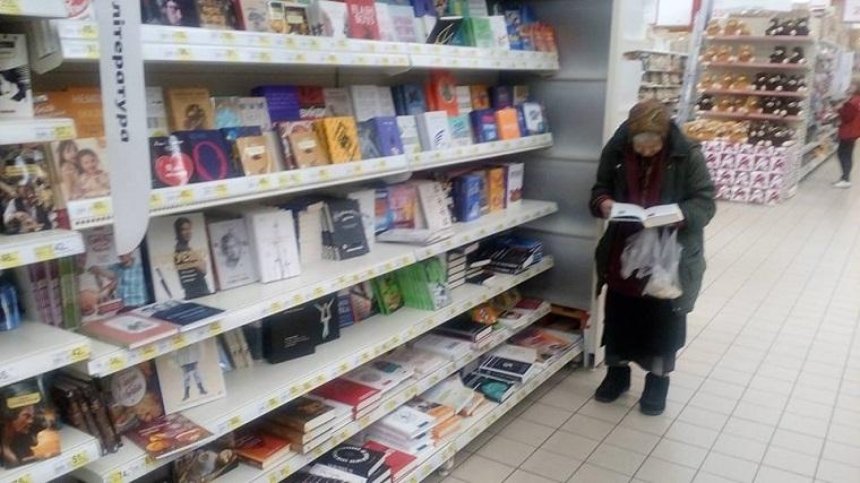 Бабушка на протяжении 15 лет читает книги в столичном супермаркете (фото)