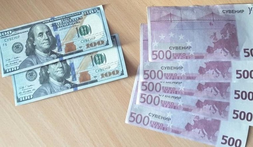 Трое украинцев пытались въехать в Польшу показав на границе сувенирные деньги