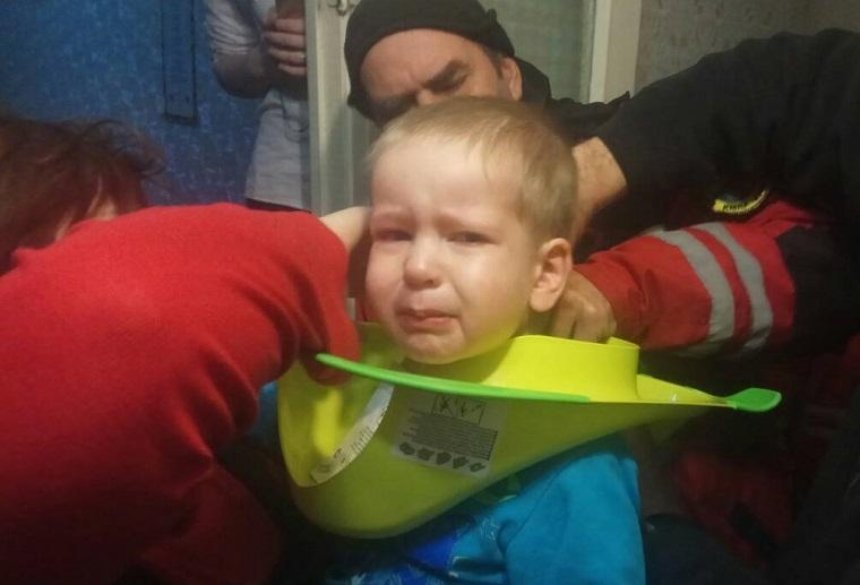 Киевские спасатели вызволили ребенка из «туалетного плена» (фото)