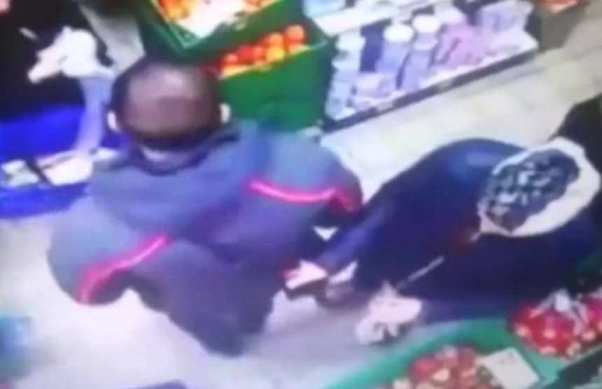 Камеры наблюдения засняли работу карманников в киевском супермаркете (видео)