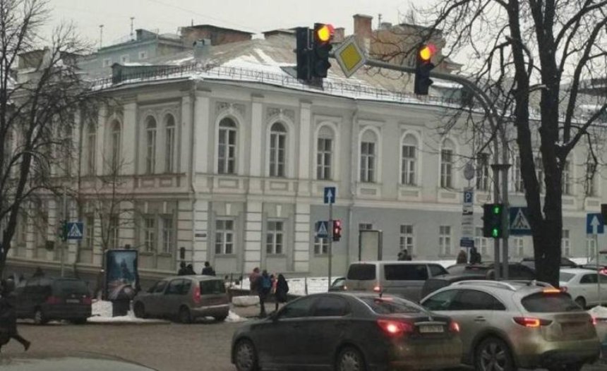 На перекрестке улиц Богдана Хмельницкого и Терещенковской появился светофор