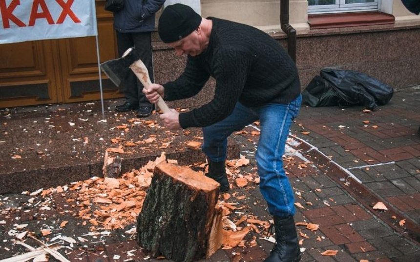 В центре столицы рубили дрова (фото)