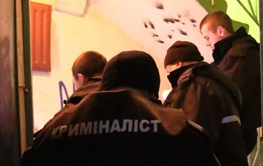 В подъезде Голосеевского района нашли обнаженную задушенную женщину (фото)