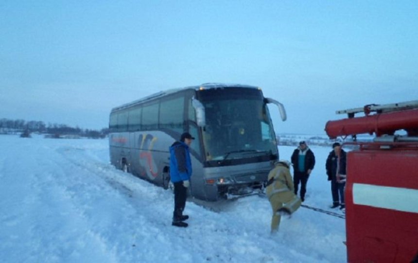 Под Киевом в снегу застрял автобус с туристами (фото)