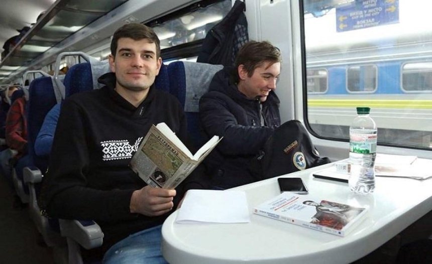 В українських потягах почали продавати книги (фото)