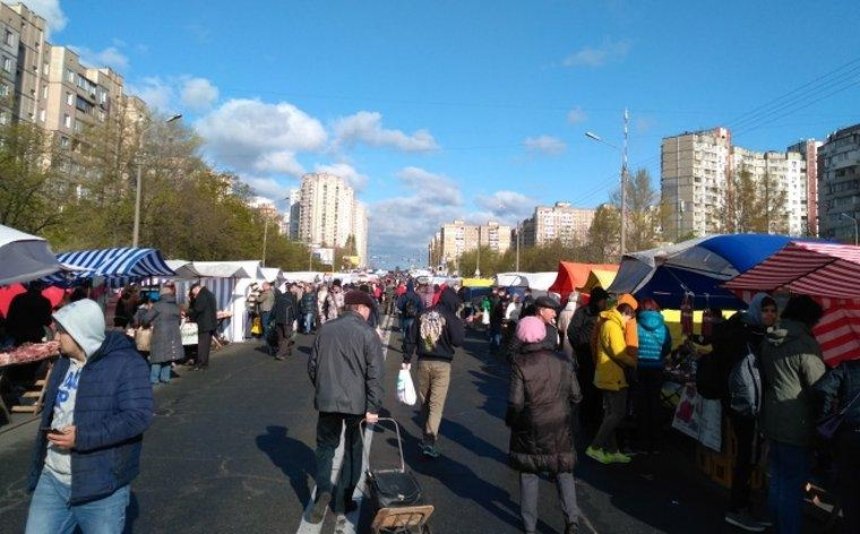 Неудобно и опасно: киевлянин требует убрать ярмарки с дорог