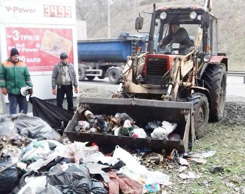 Бездомные оставили после себя 15 грузовиков мусора (фото)