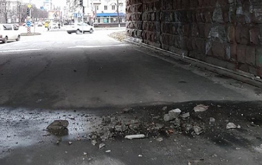 В Киеве разрушается Воздухофлотский мост (фото)