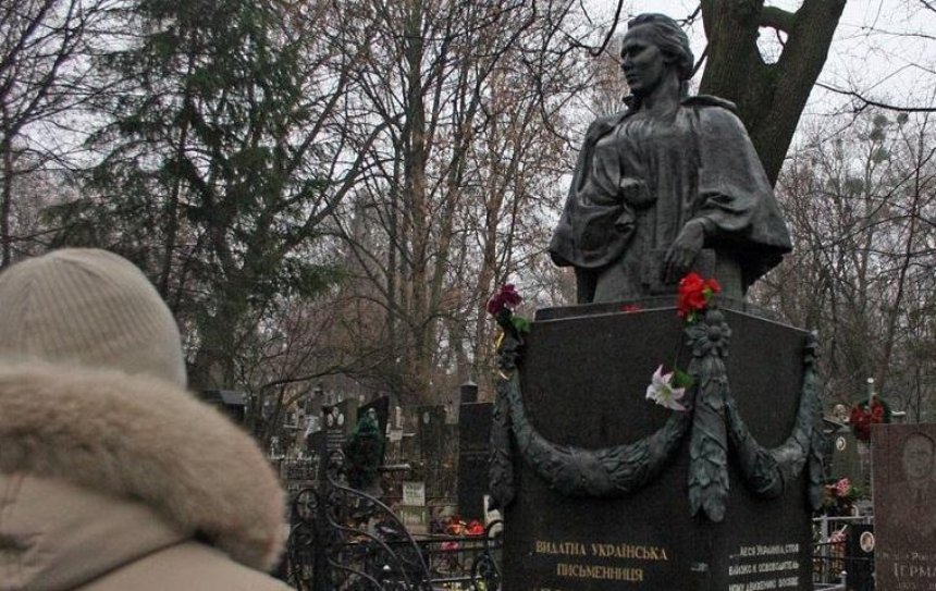 В Киеве осквернили могилу Леси Украинки (фото)