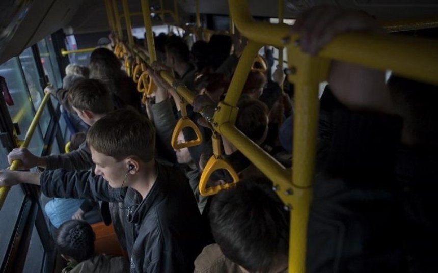 Киевляне засняли на видео давку в автобусе (видео)