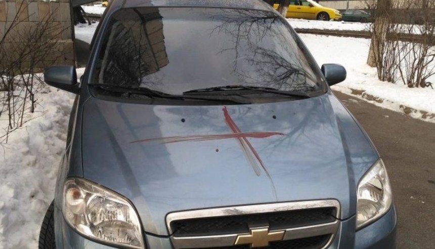На Соломенке иностранец рисовал кровавые кресты на машинах и подъездах (фото)