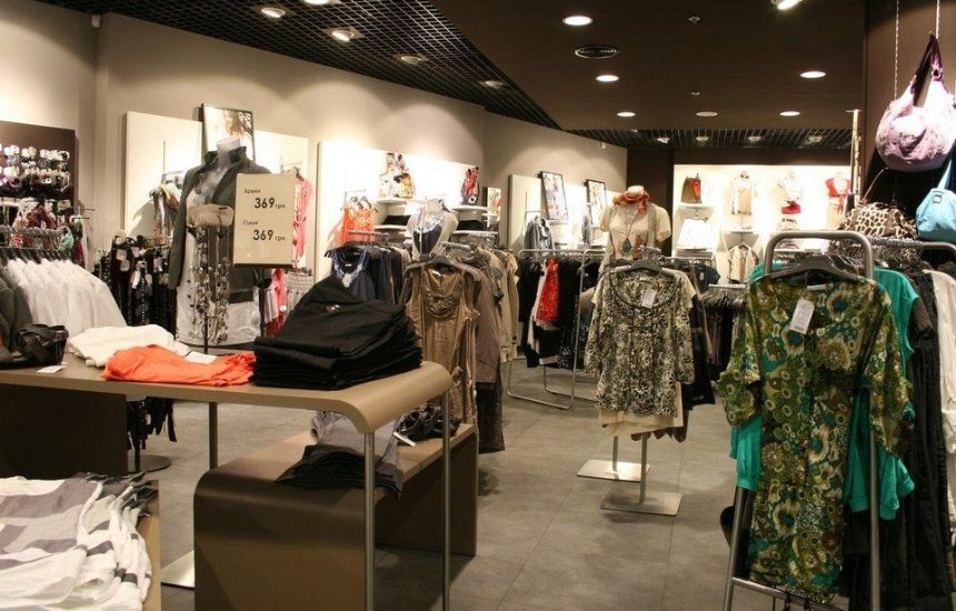 Відомий французький бренд одягу закриває магазини в Україні