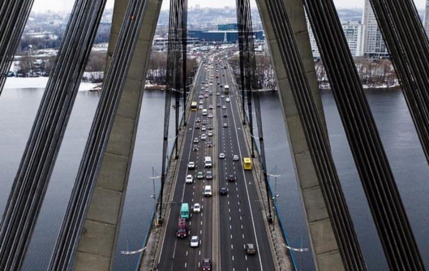 Завтра в Киеве ограничат движение на двух мостах 