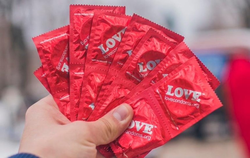 В парке Шевченко раздавали презервативы (фото, видео)