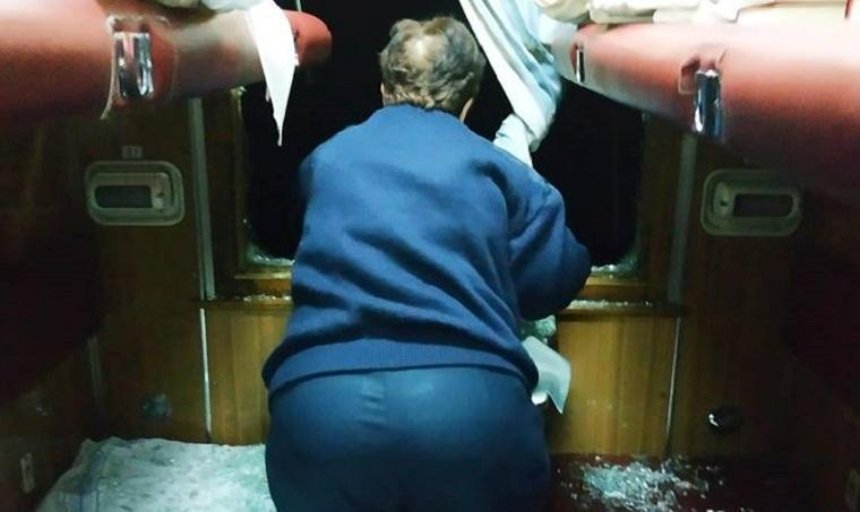 В окно поезда «Киев — Рахов» кинули камни, пострадали пассажиры