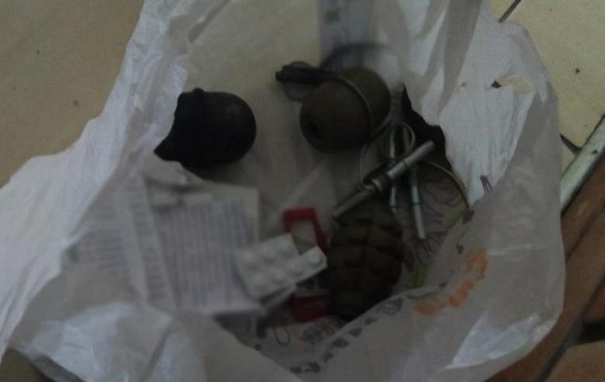 Мужчина в магазине предлагал продавцу купить гранаты (фото)