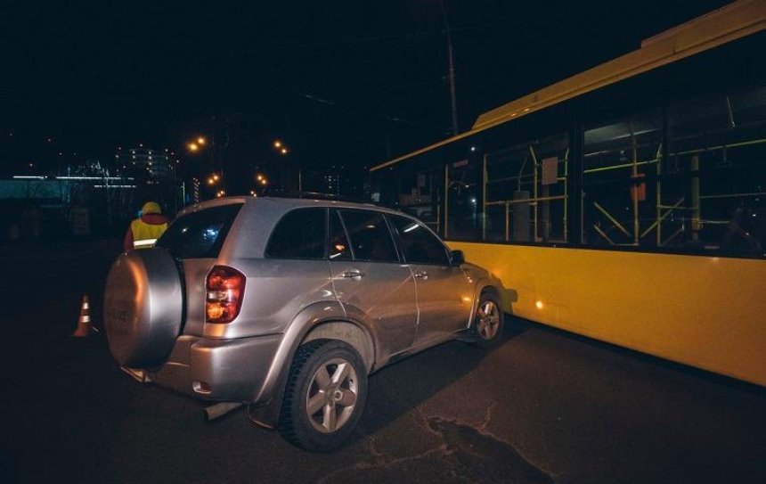 На Теремках произошла авария с участием троллейбуса (фото)