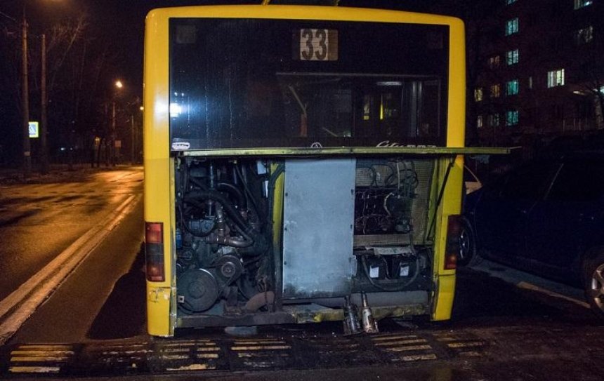 В Киеве на ходу развалился автобус (фото)