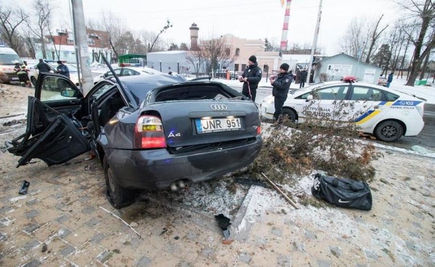 В Днепровском районе автомобиль сбил женщину на остановке и врезался в столб (фото, видео)