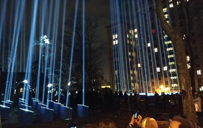 В столице лучами в небо почтили память Героев Небесной сотни (фото, видео)