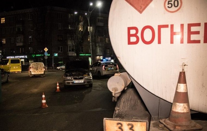 На Севастопольской площади произошла авария с участием бензовоза (фото)