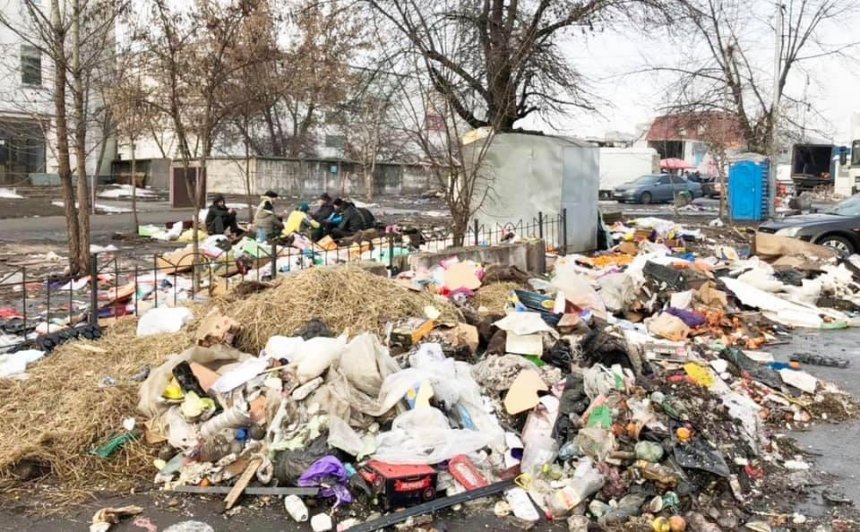 Горы мусора и гнилые овощи: коммунальщики показали последствия стихийной торговли на Троещине (фото)
