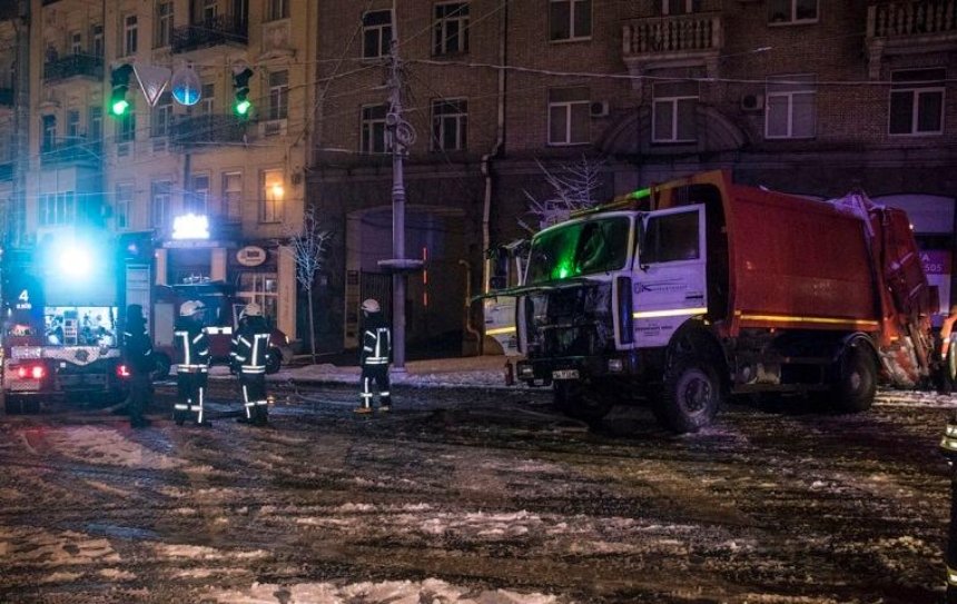 На площади Льва Толстого сгорел мусоровоз коммунальщиков (фото)