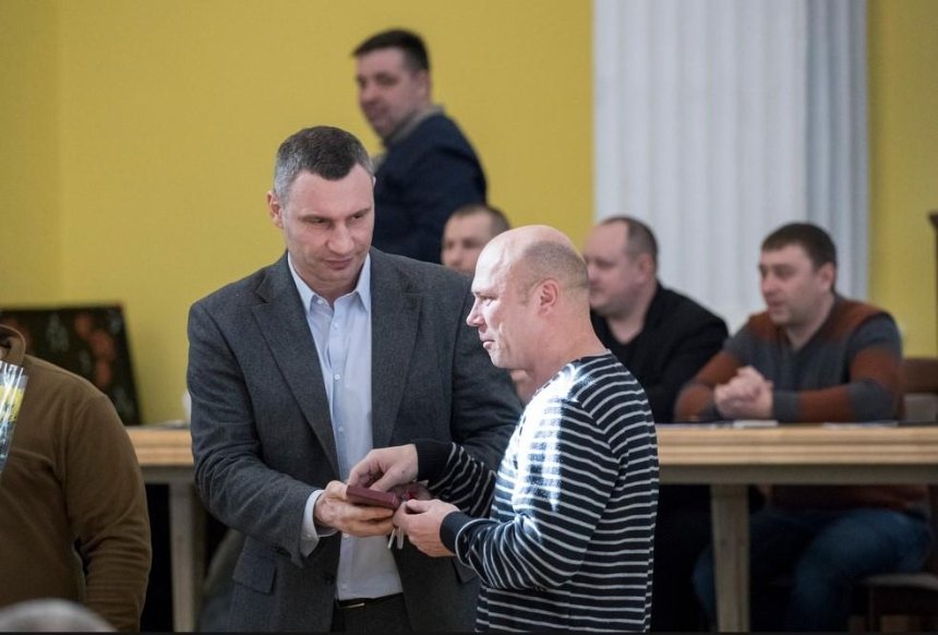 Ключи от квартир из рук Кличко получили 13 киевлян — ветеранов АТО