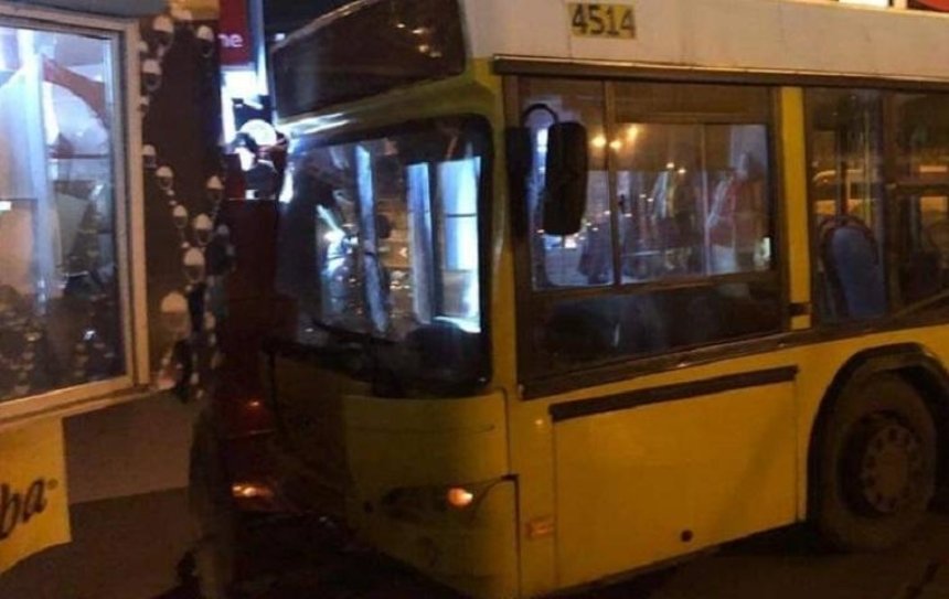 Автобус с пассажирами въехал в киоск (фото, видео)