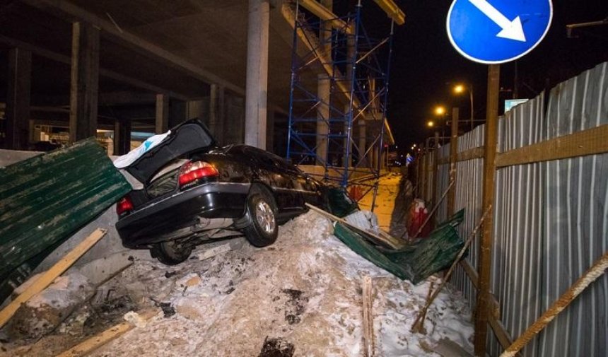 На Борщаговке автомобиль врезался в стройку торгового центра (фото, видео)