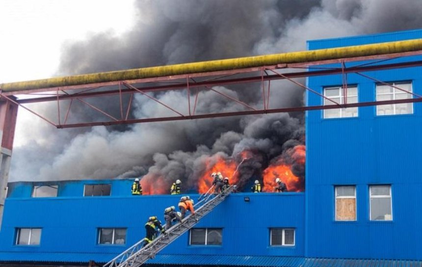 Площадь пожара в складах на Дарнице достигла 10 тысяч квадратных метров (фото, видео)