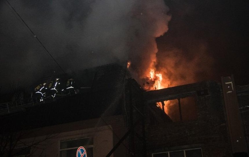 В Голосеевском районе горело офисное здание (фото)