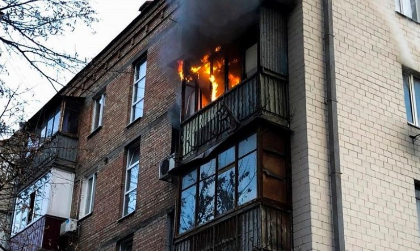 В жилом доме на Голосеевском проспекте произошел пожар (фото, видео)