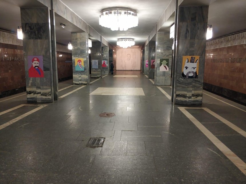 В киевском метро снова появились плакаты с «квантовым Шевченко», но ненадолго (видео)
