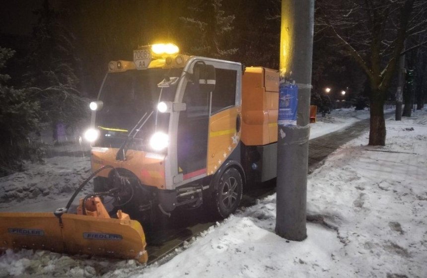 С ночи на улицах Киева работает 367 снегоуборочных машин, — КГГА