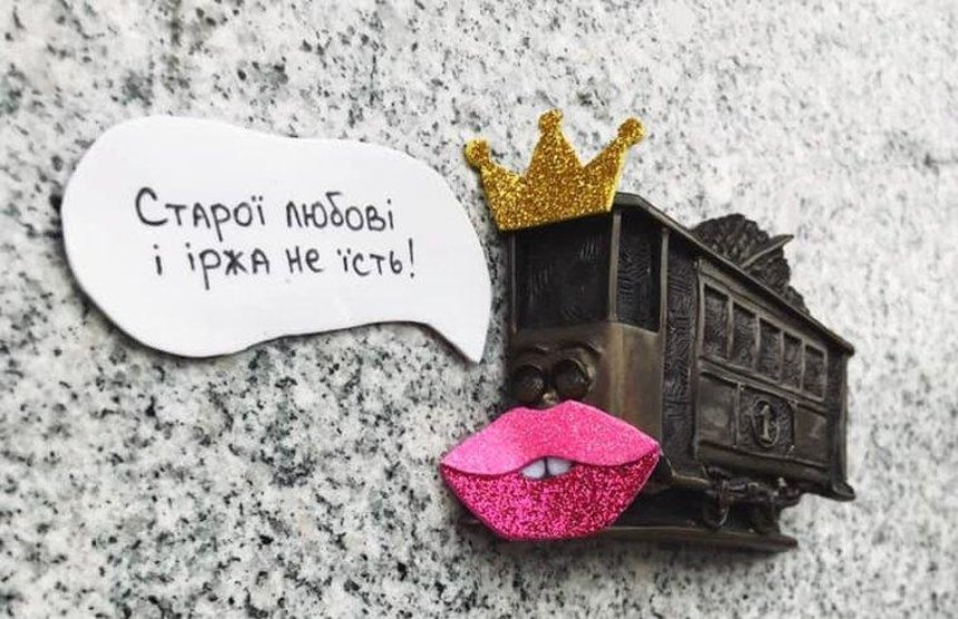 Мини-символы Киева украсили ко Дню святого Валентина (фото)
