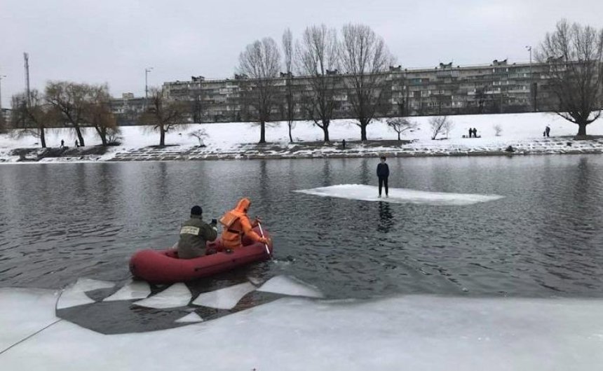 По Русановскому каналу плавал мальчик на льдине (фото)