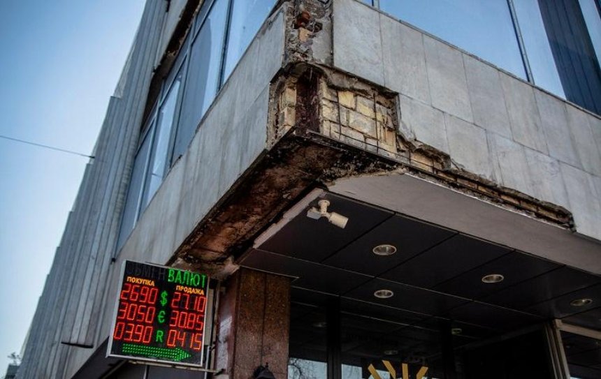 С фасада отеля «Киев» на тротуар падает облицовка (фото)